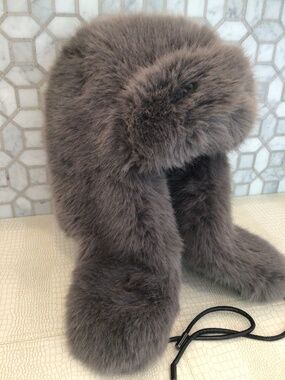 ADRIENNE LANDAU TAUPE NWT HAT